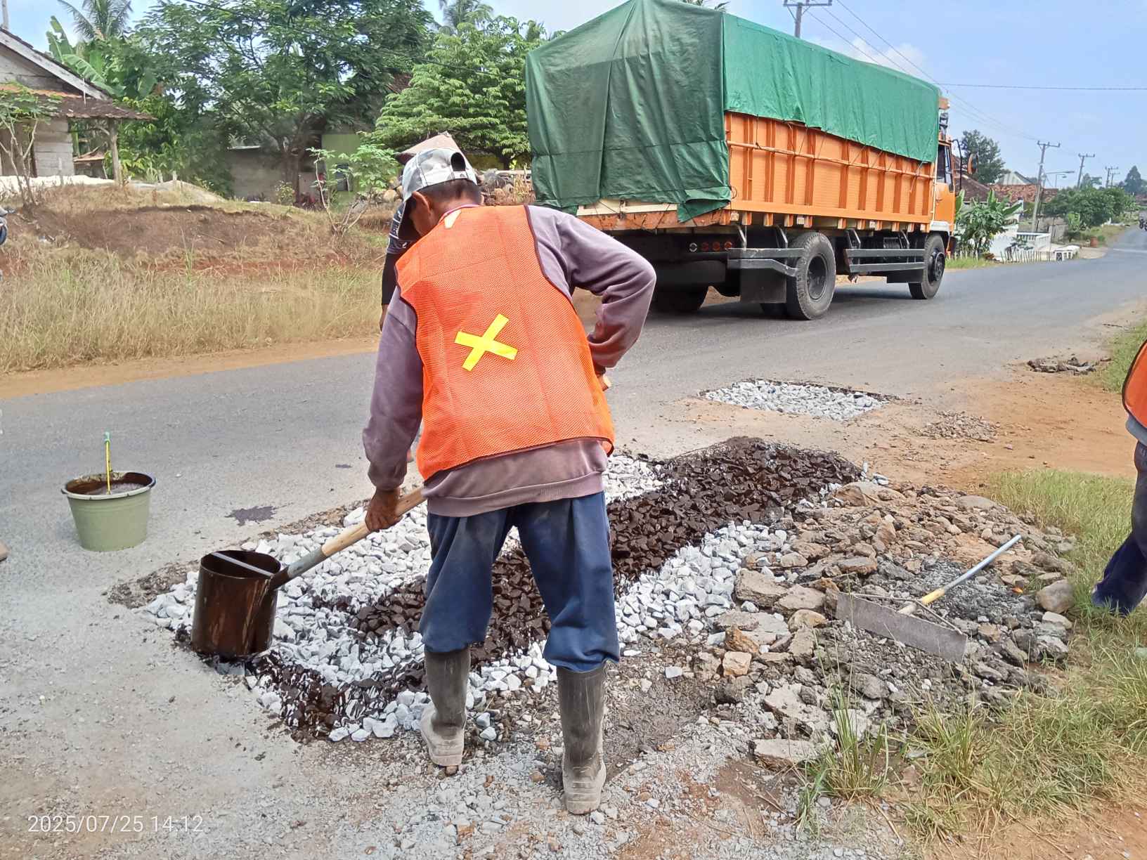 Proyek Rehab Jalan Ruas Negeri Tua–Tanjung Harapan Diduga Asal-asalan, Pengawasan Minim