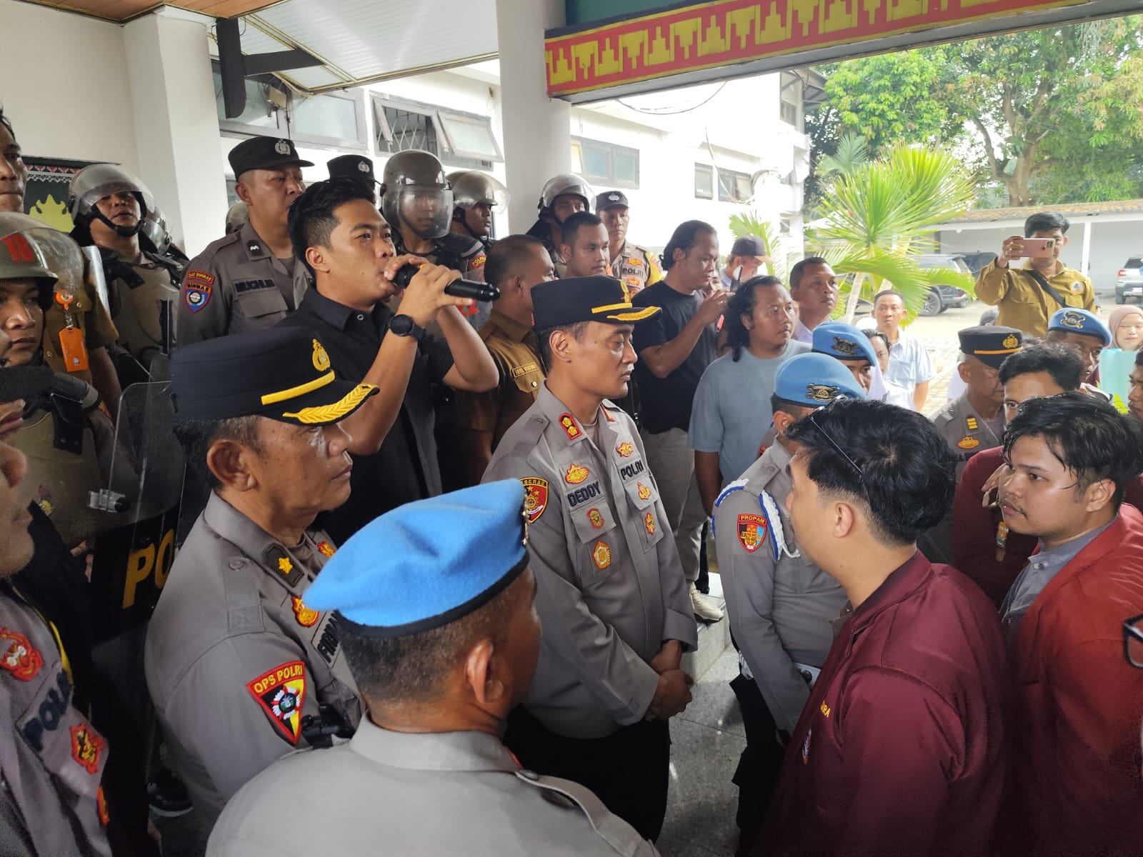lMM Geruduk Kantor Bupati dan DPRD Lampura Kritik Program Pemda dan Pemerintah Pusat