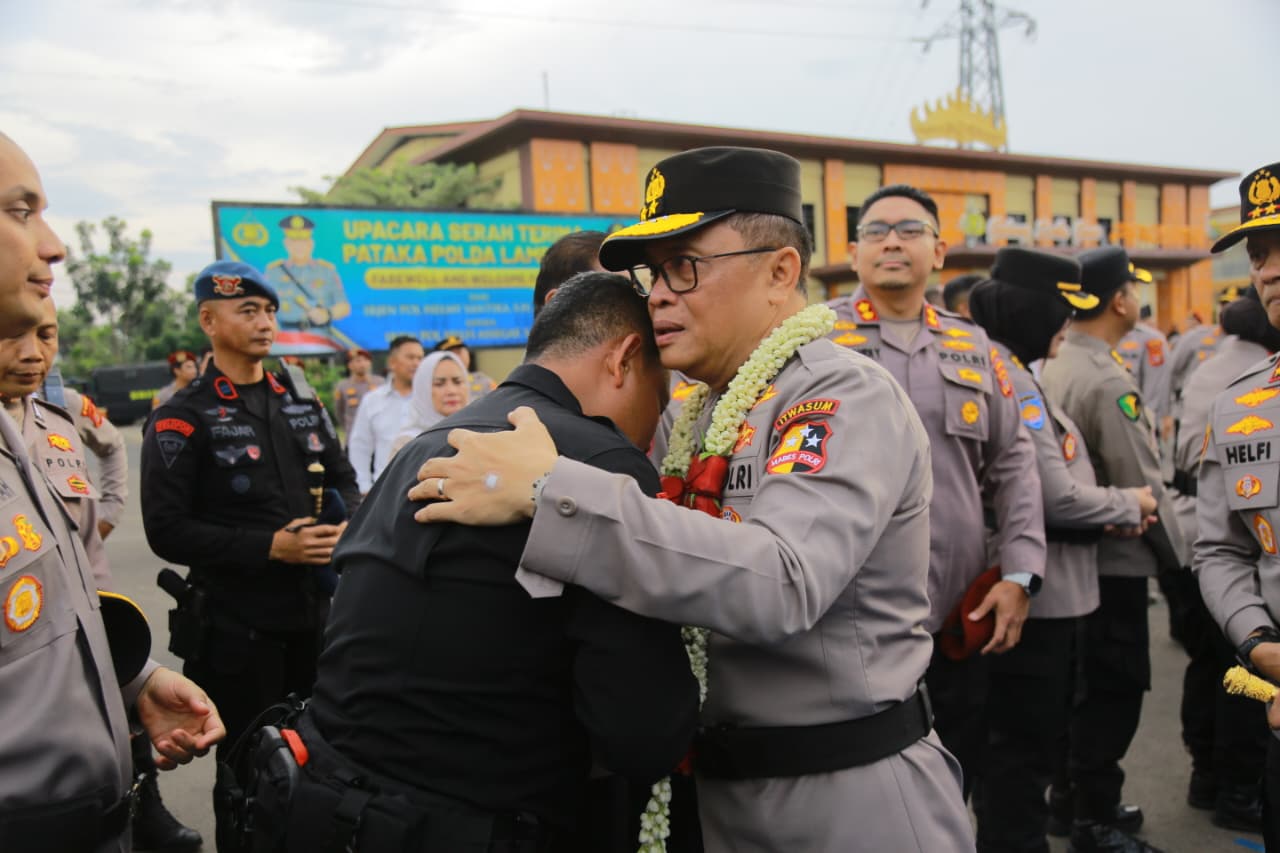 Gerimis dan Air Mata Iringi Irjen Helmy Santika Tinggalkan Mapolda Lampung