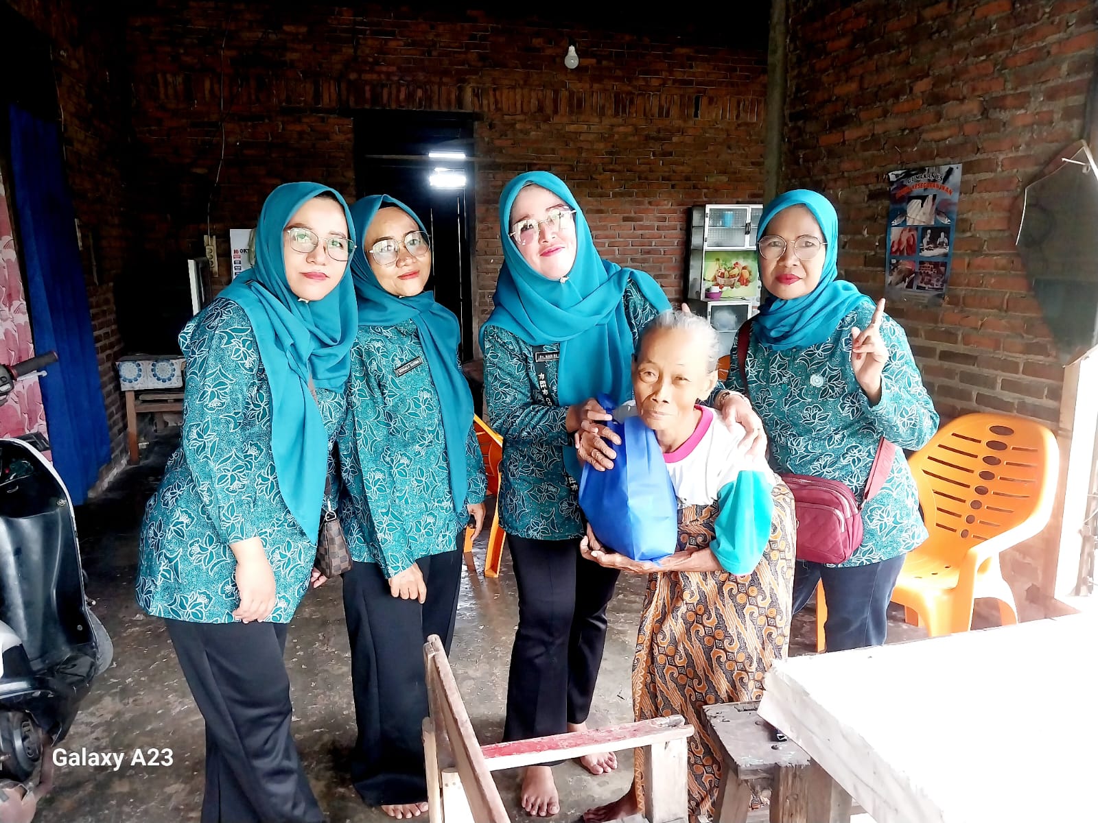 TP PKK Sukajaya Lempasing Peduli Lansia Melalui Program Berbagi