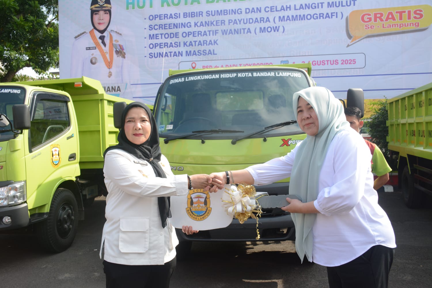 Pemkot Bandar Lampung Serahkan 3 Truk Sampah Baru ke DLH