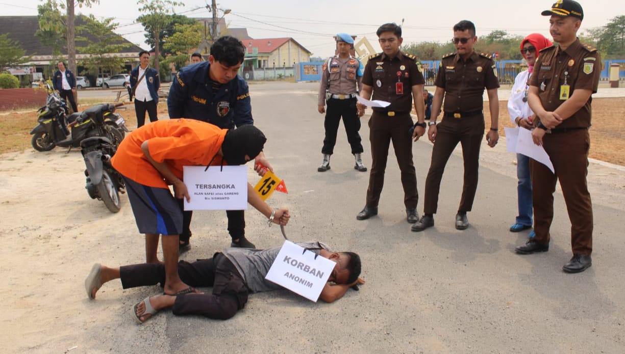 Tersangka Pembunuhan ODGJ Praktekan 25 Adegan Dalam Rekontruksi