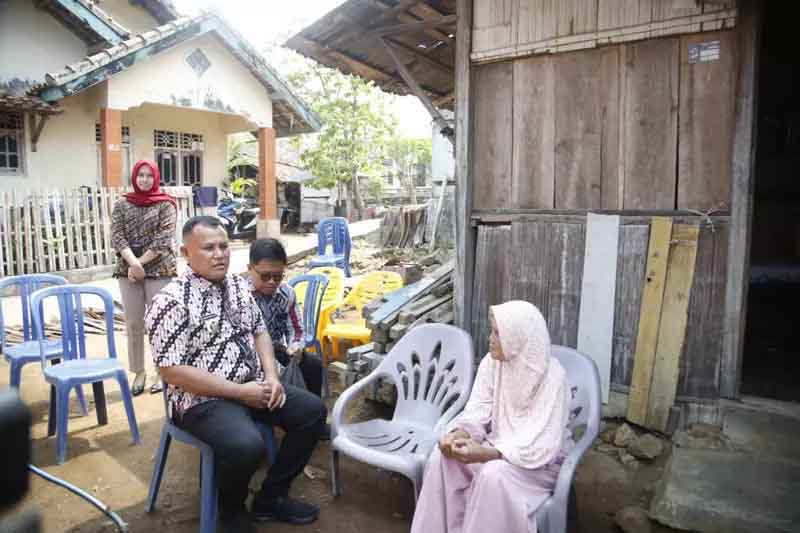 Nenek Saudah 72 Tahun Terharu Bupati Nanang Beri Bantuan Bedah Rumah