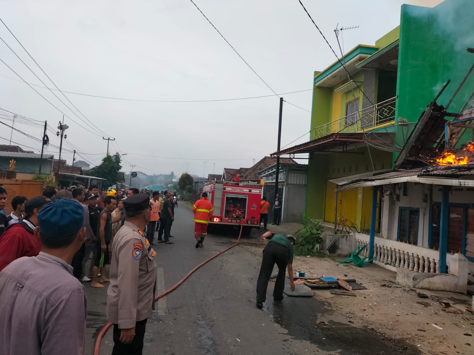 Kebakaran Melahap Rumah Nenek Sainah Di Pesawaran,Polisi Bantu Padamkan