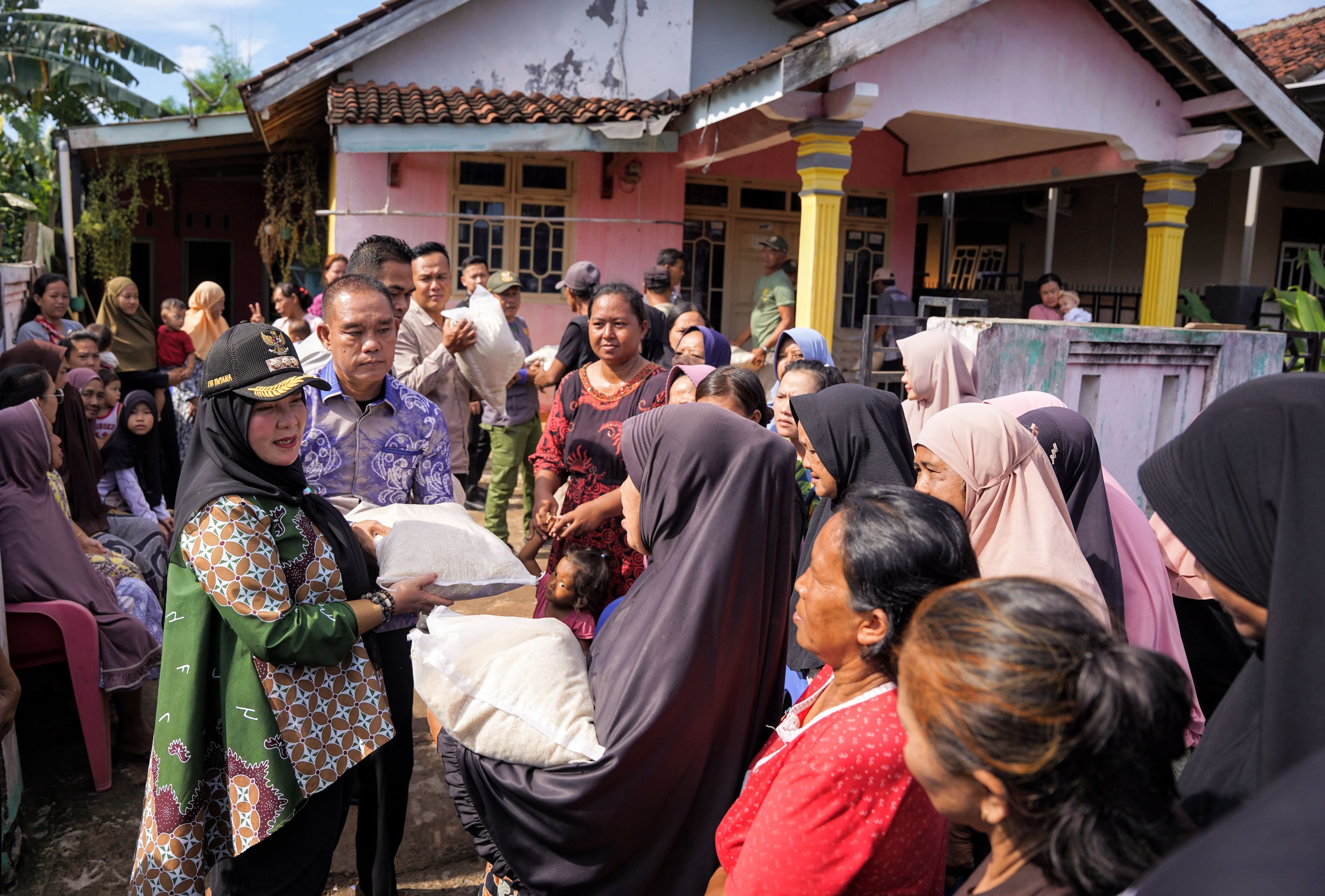 Tinjau Lokasi Banjir, Walikota Eva Beri Bantuan dan Beasiswa Anak Korban Longsor