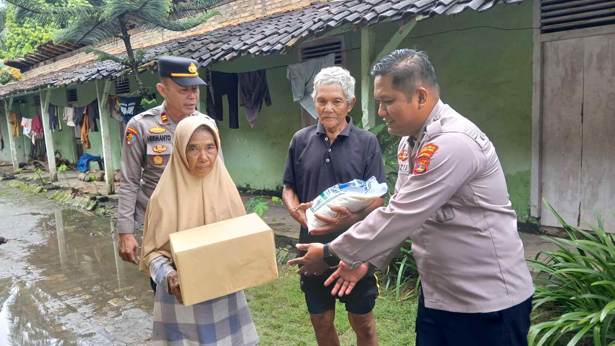 Polsek Kotabumi Utara Salurkan Bansos ke Warga Terdampak Banjir