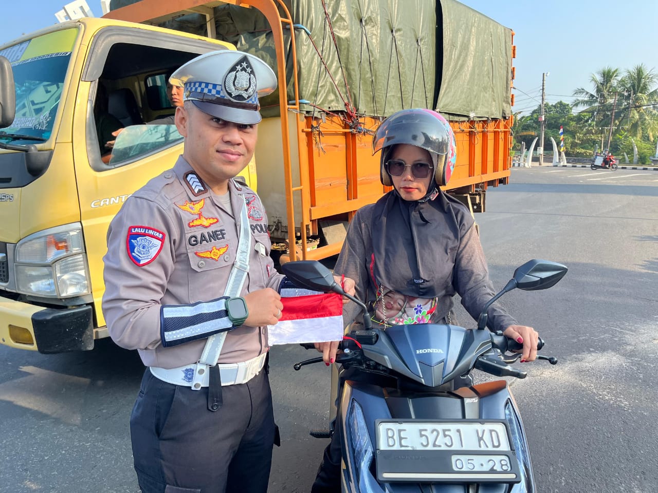 Merah Putih Untuk Negeri, Satlantas Polres Lampura Bagikan Bendera Ke Pengendara