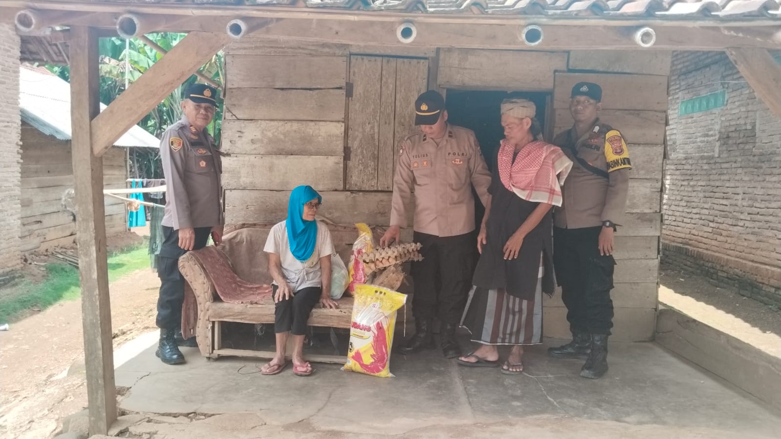 Polres Lampung Utara Kembali Berikan Bantuan Beras Kepada Masyarakat 