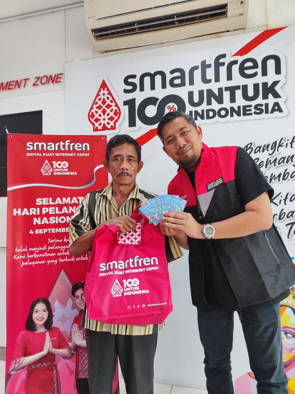 Smartfren Berikan Hadiah Kepada Pelanggan Setia di Hari Pelanggan Nasional 