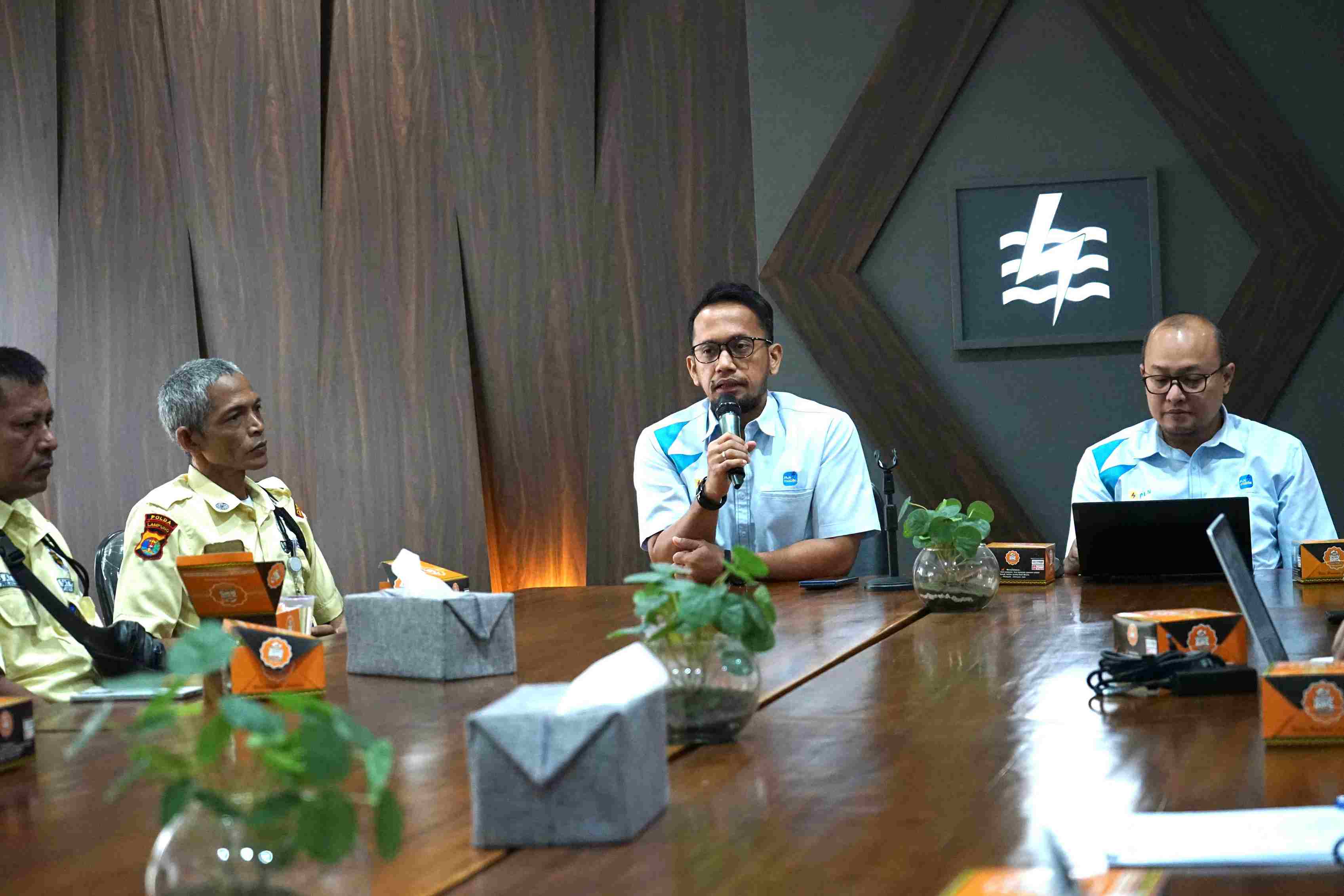 PLN Bekali Petugas Garda Terdepan dengan Pelayanan Prima