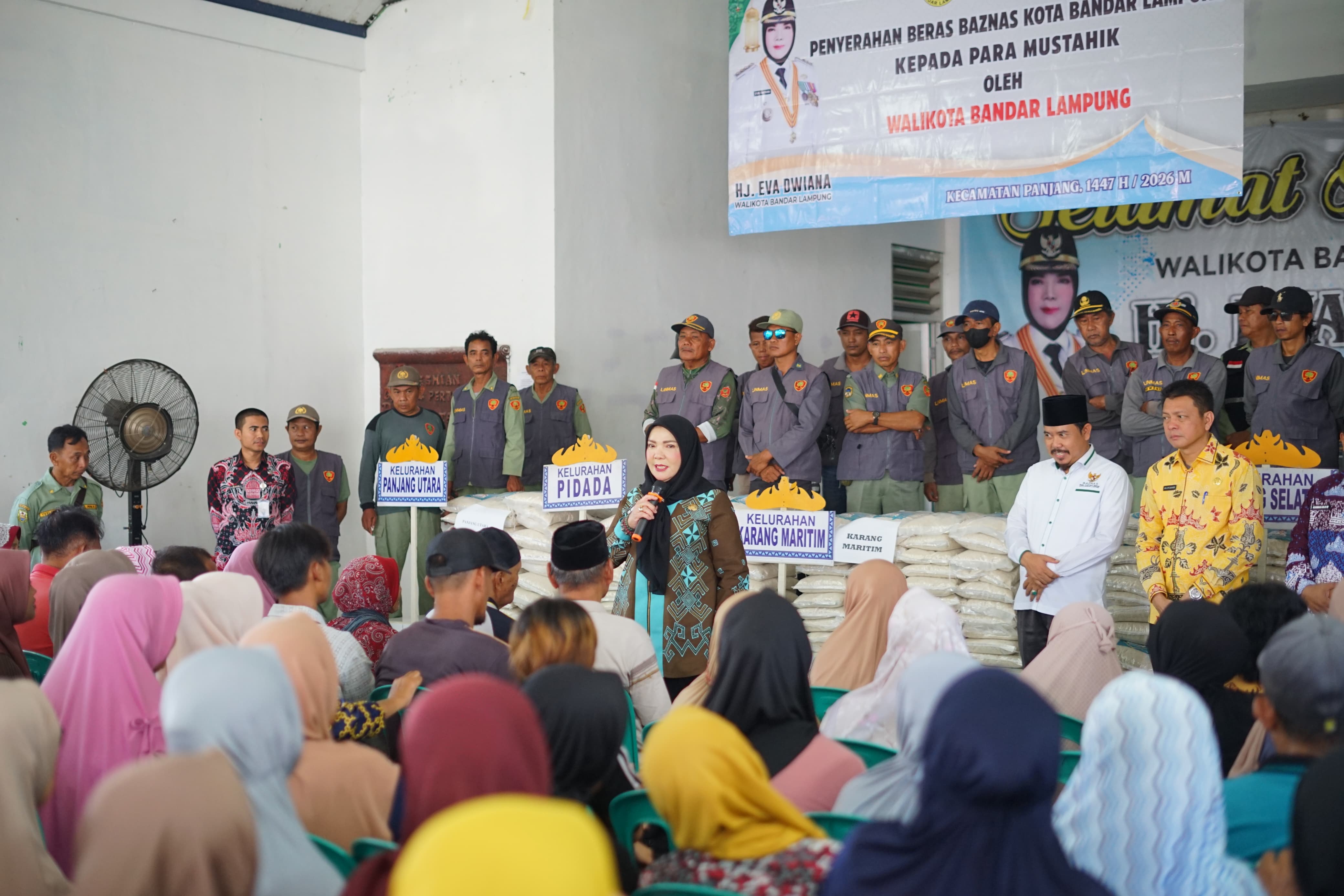 Pemkot dan Baznas Bandar Lampung Bagikan Bantuan Beras ke Warga