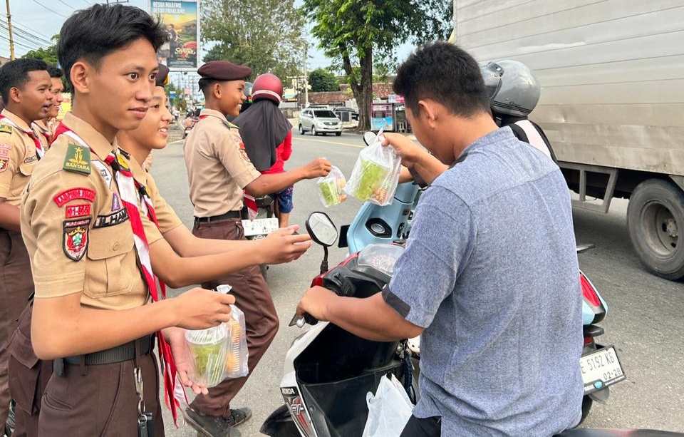 Sat Binmas Bersama Saka Bhayangkara Berbagi Takjil di Bundaran Tugu Alamsyah
