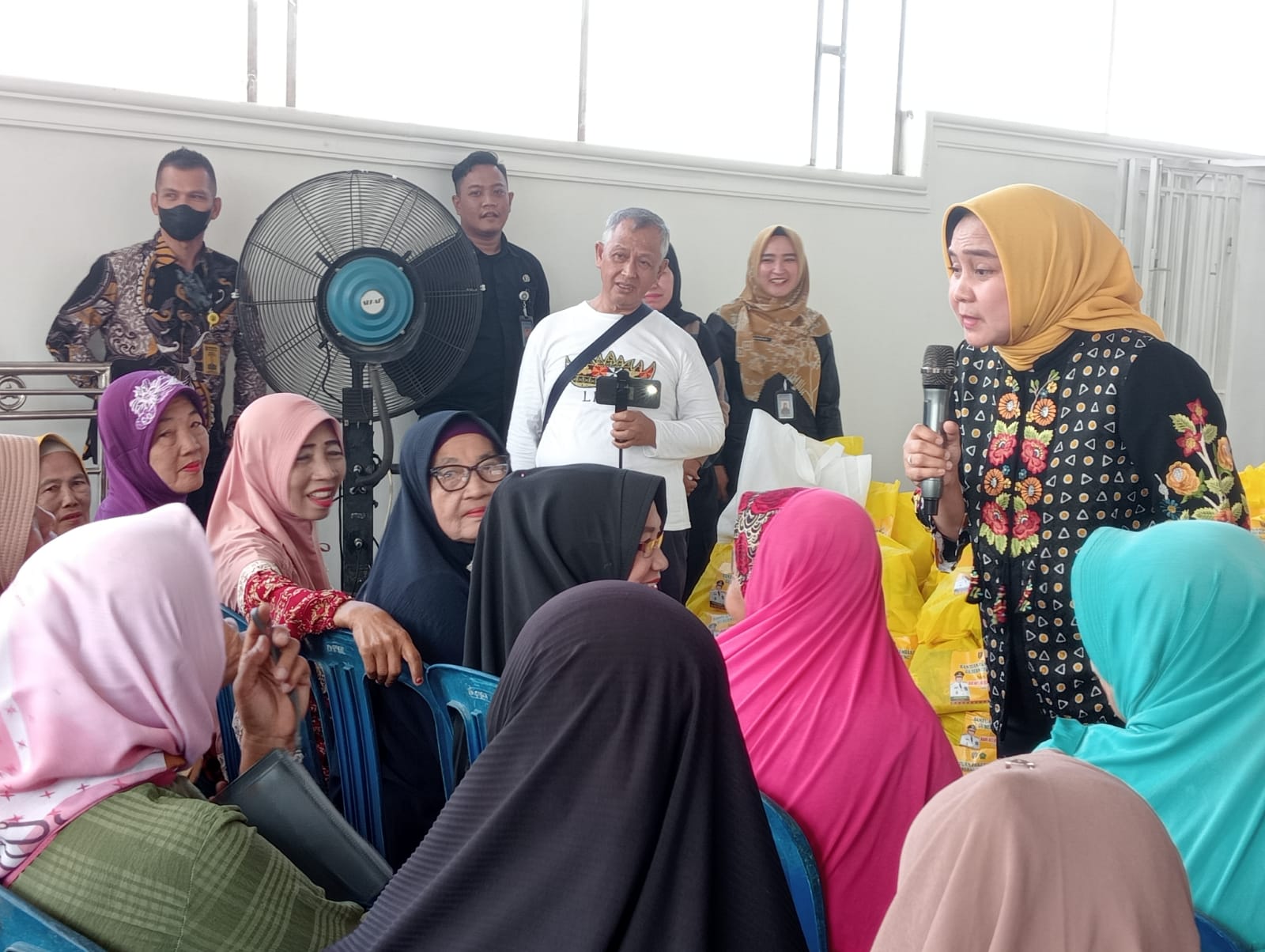 150 Bantuan Paket Sembako Dibagikan Ketua Lembaga Koordinasi Kesejahteraan Sosial   Lampung