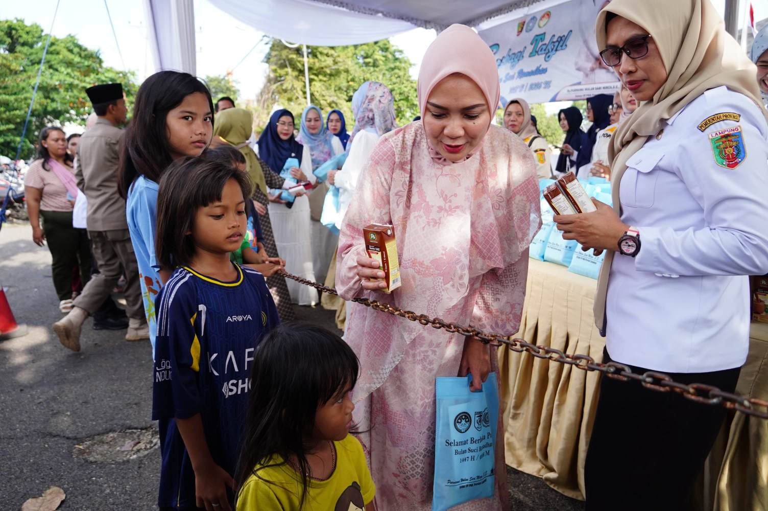 Pembagian Takjil PKK dan DWP Provinsi Lampung Disambut Antusias Warga 