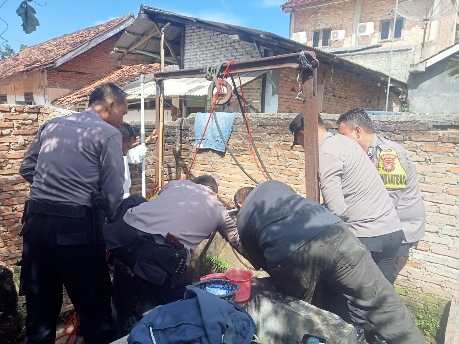 Personel Polsek Kotabumi Kota Evakuasi Warga Yang Jatuh ke Dalam Sumur