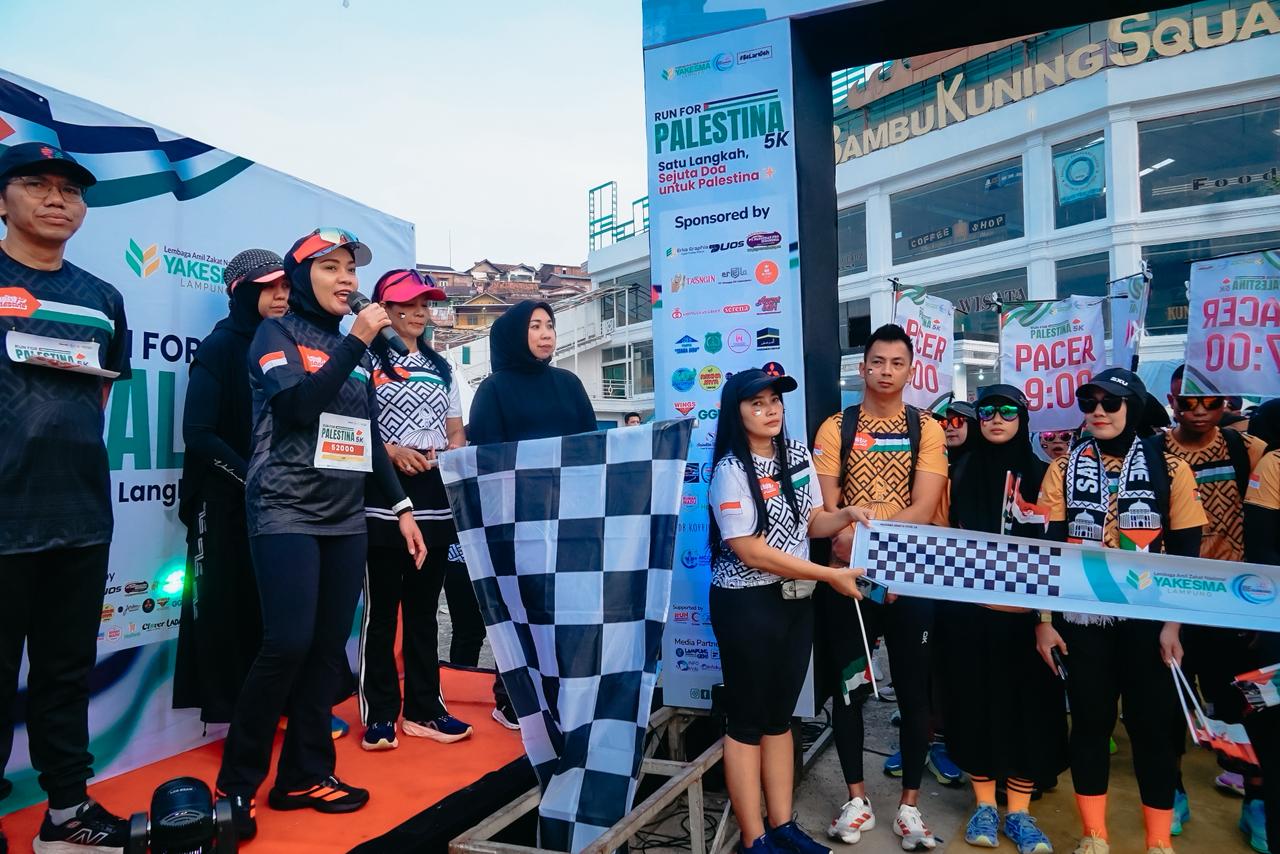 Purnama Wulan Sari Lepas Peserta Charity Run For Palestina