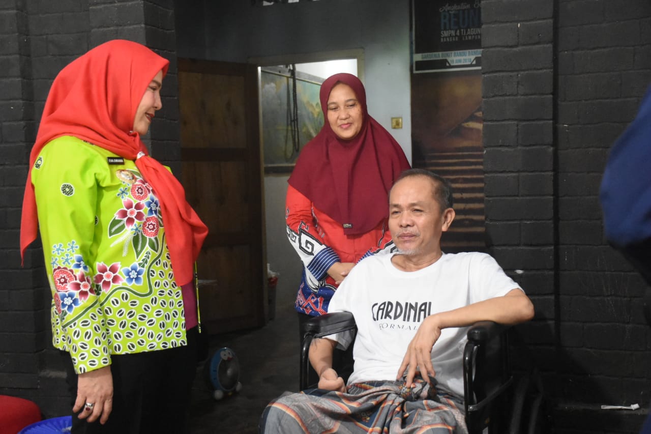 Pemkot Bandar Lampung Bagikan 114 Kursi Roda, Alat Pendengaran dan Tongkat ke Warga Disabilitas