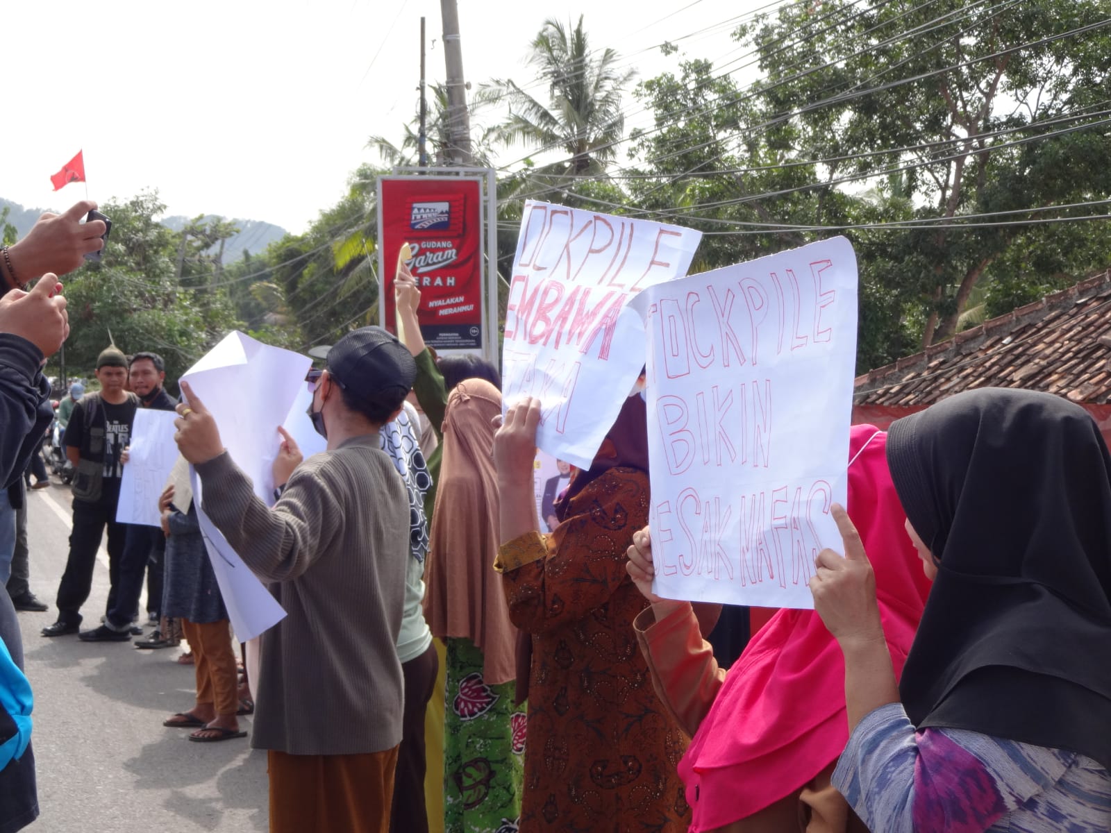 Warga Bumiwaras Lakukan Aksi Menolak Stockpile di Bandar Lampung