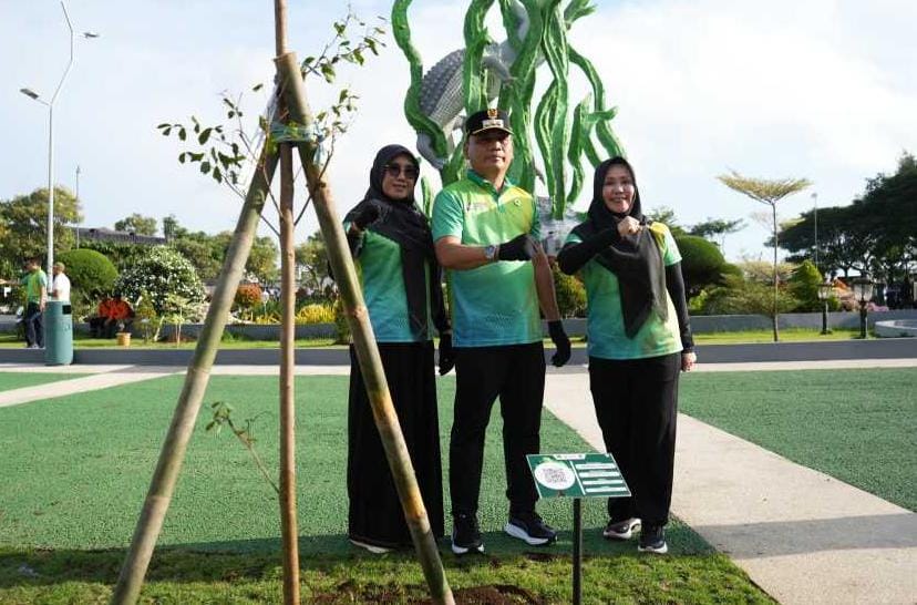 Wali Kota Metro Tanam Bibit Pohon di Forum Lingkungan Hidup Munas Apeksi VII Surabaya