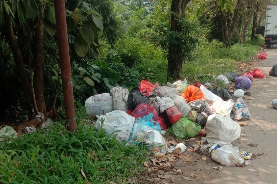 Duh, Ada Sampah Menumpuk di Jalur Utama Metro Pusat