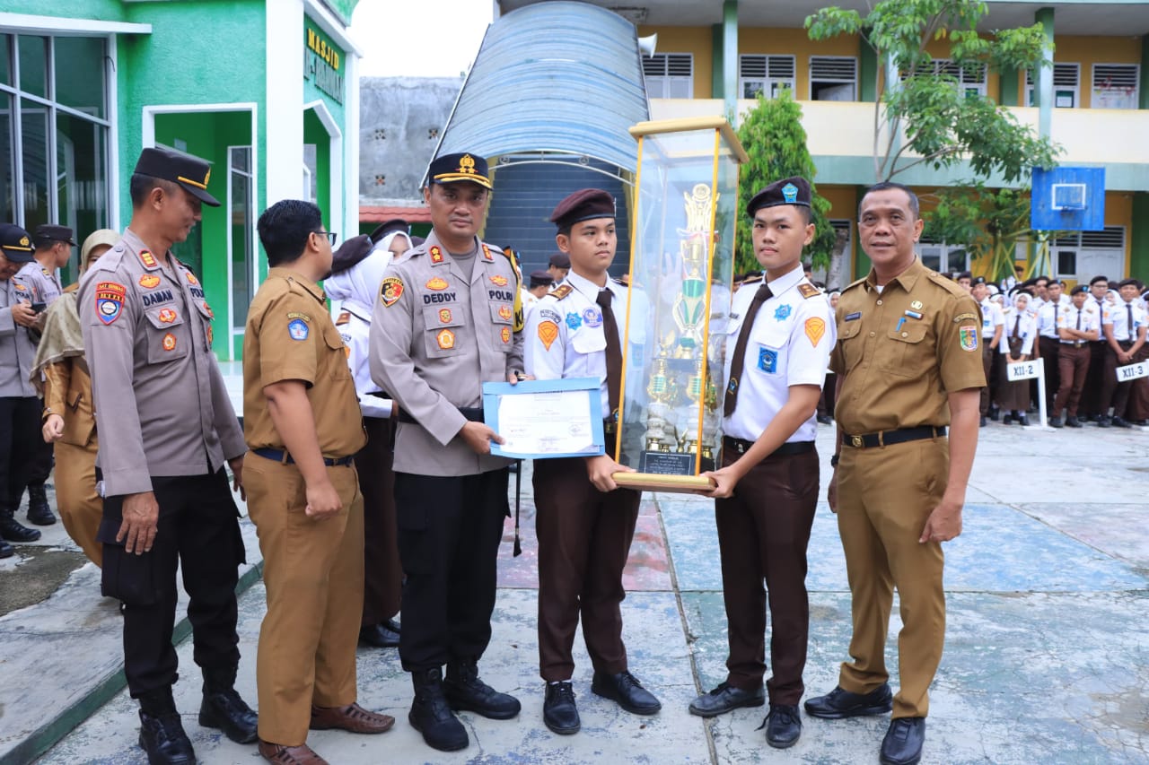 Kapolres Lampung Utara Serahkan Piala Penghargaan Kepada Siswa SMA Kemala Bhayangkari