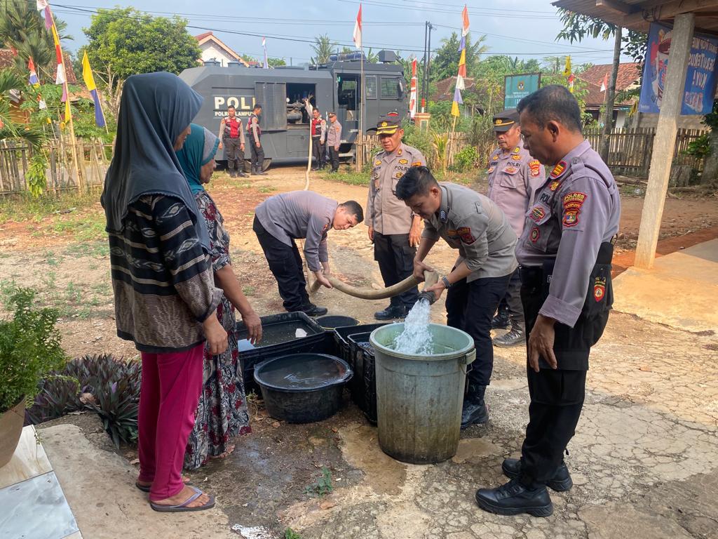 Polres Lampung Utara Bagikan Air Bersih Kepada Masyarakat