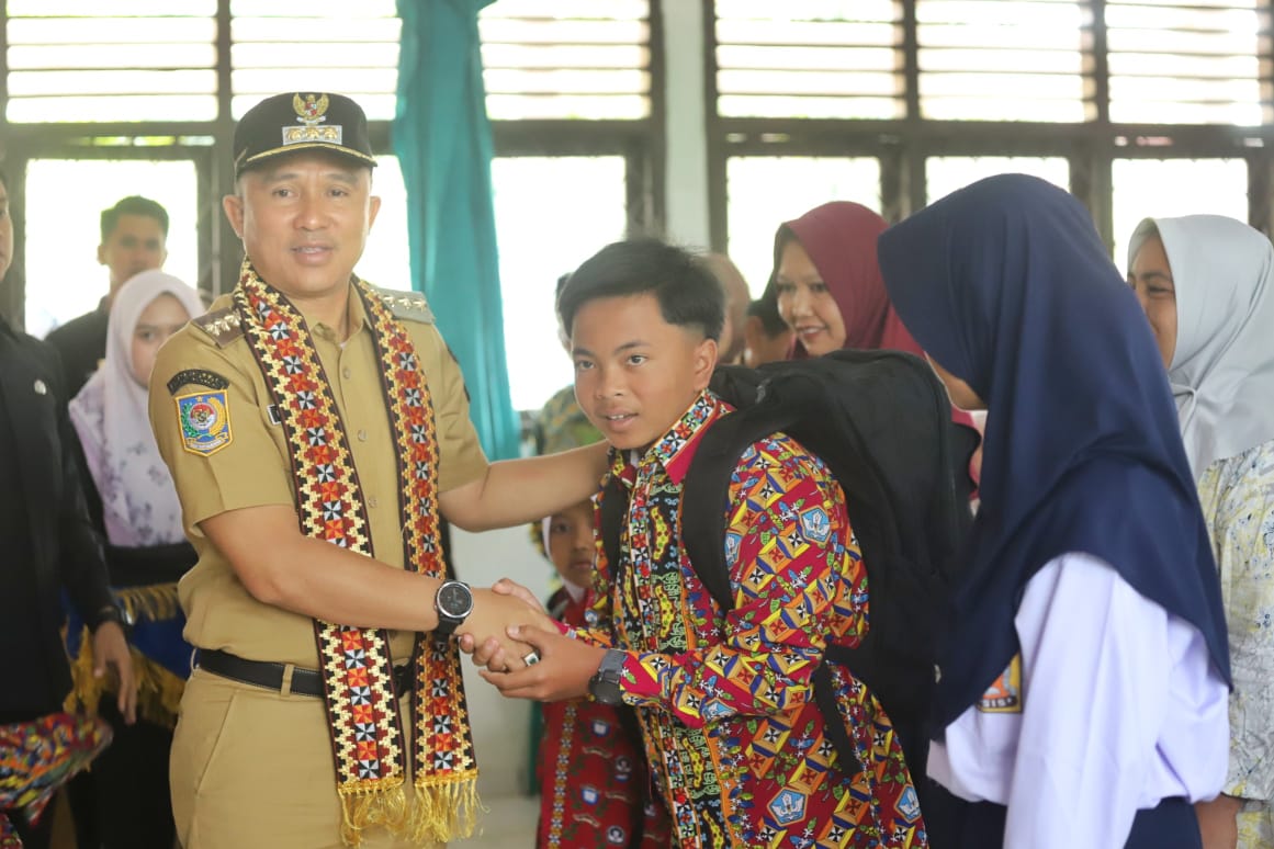 Parosil Bagikan 1.468 Seragam Gratis untuk Siswa SD-SMP