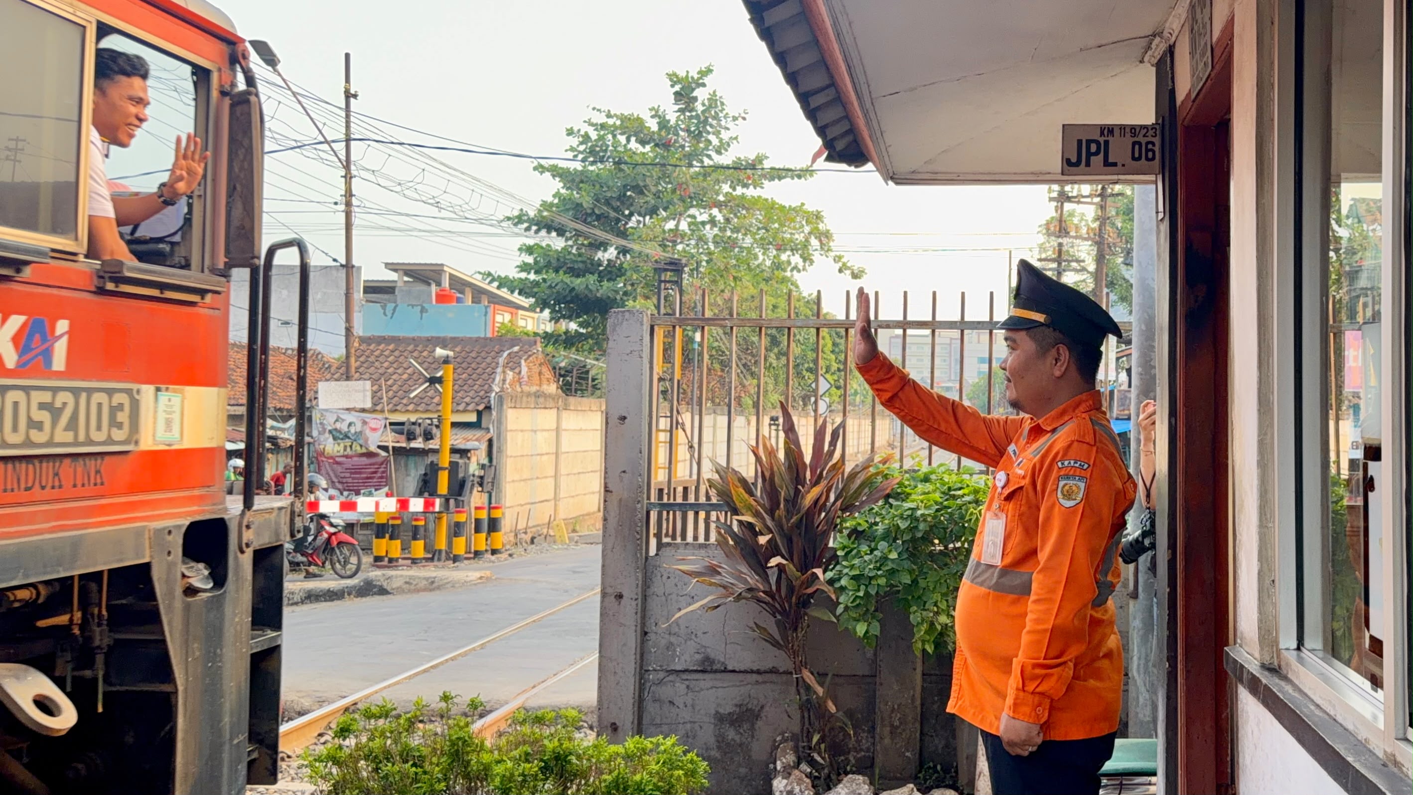 Tingkatkan Keselamatan Perjalanan KA, KAI Divre IV Tanjungkarang Tambah 196 Tenaga PJL