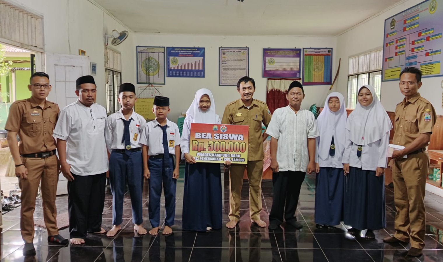 Desa Kampung Baru,Penengahan Berikan Siswa Berprestasi Beasiswa dari Desa