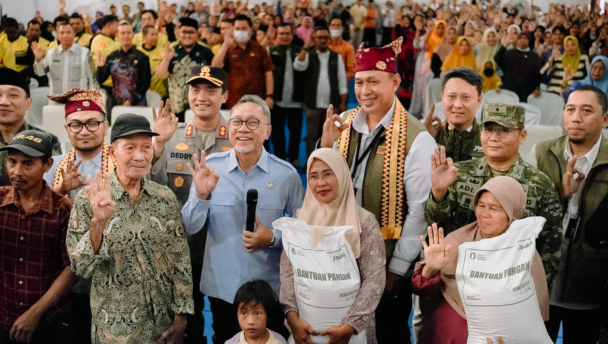 Menko Pangan-Zulkifli Hasan Bersama Dirut BULOG Salurkan Bantuan Beras di Lampung Selatan