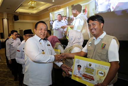 Arinal Djunaidi memberikan Anugerah Kartu Petani Berjaya (KPB) Award Tahun 2023