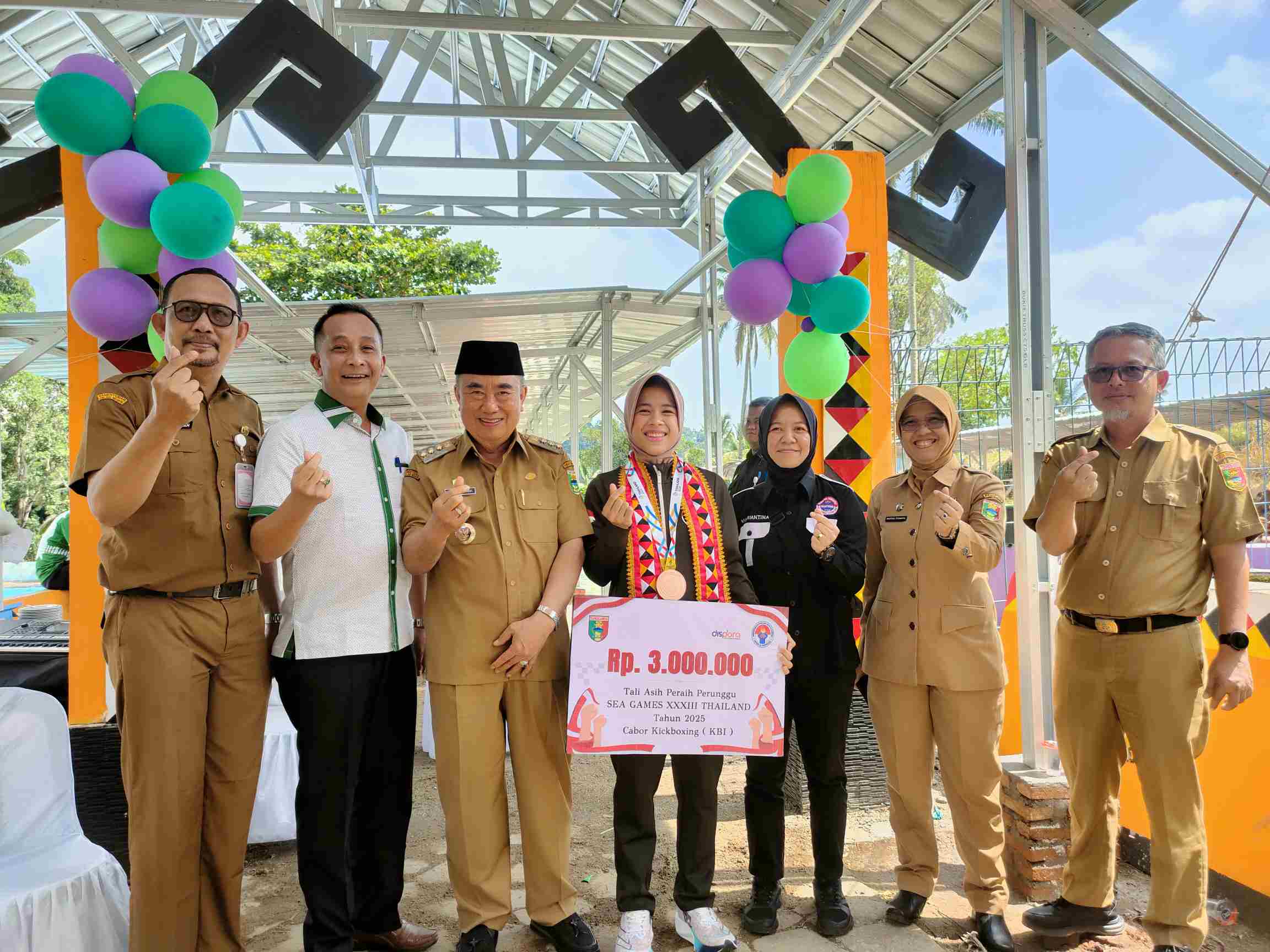 Sevi Nurul Aini Peraih Medali Perunggu SEA Games Terima Tali Asih dari Bupati Tanggamus 