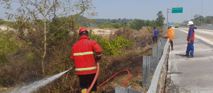 Damkarmat Berhasil Padamkan Kebakaran Rumput di Tol KM 10