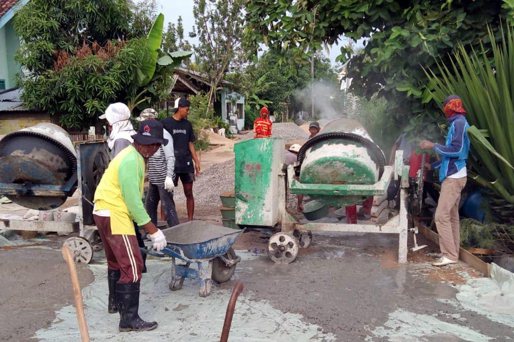 Manfaatkan Dana Desa 2024, Pekon Tambahrejo Barat Pringsewu Semenisasi Badan Jalan 