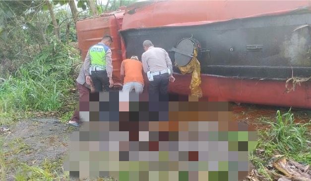 Tertimpa Truk Tangki Penuh Muatan Tetes Tebu Ibu Pengendara Motor Meninggal Dunia 