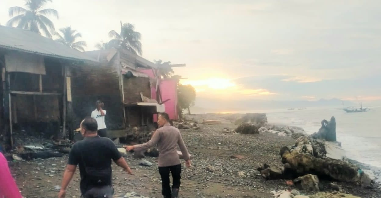 Belasan Rumah Warga Pesisir Kota Agung Rusak Diterjang Gelombang Tinggi 