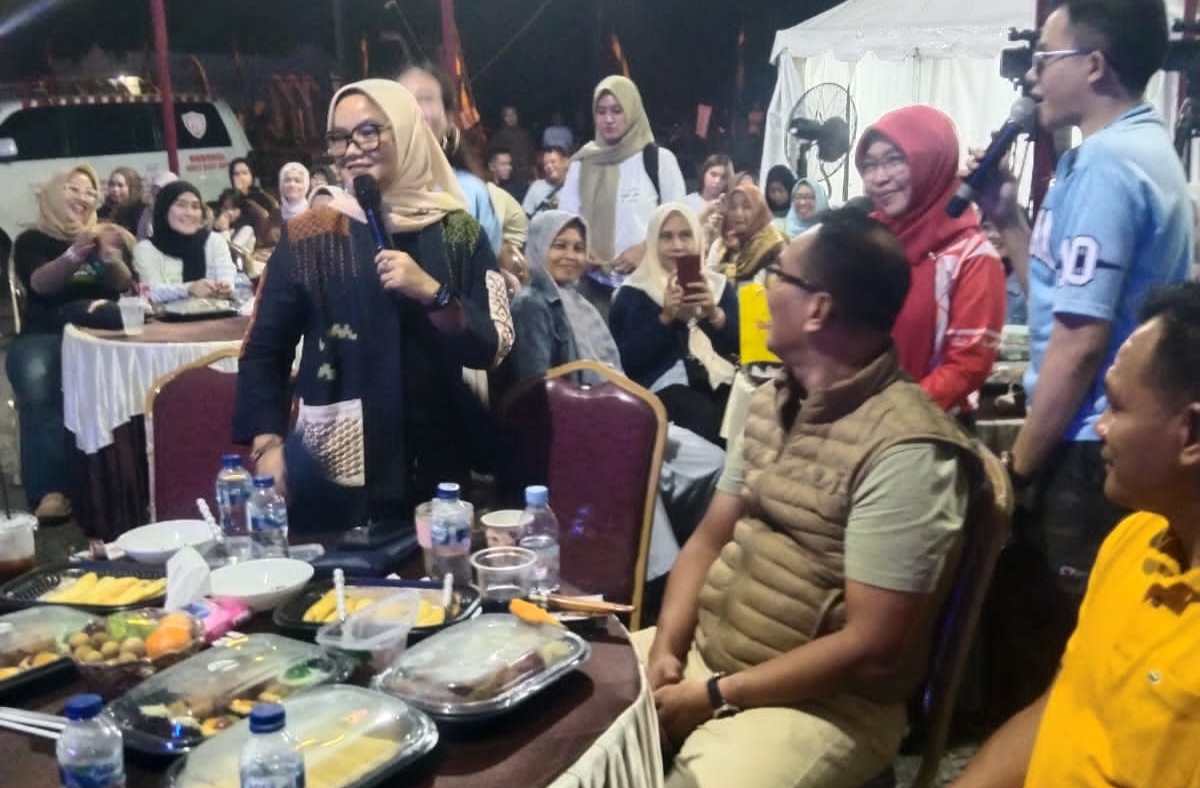 Meriah, Bupati Lamtim Membaur Bersama Warga Nobar Piala Dunia