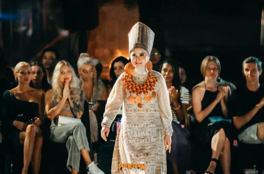  Mengenakan Sulam Jelujur,  Nanda  Tampil Memukau di Bali Fashion Parade 2023