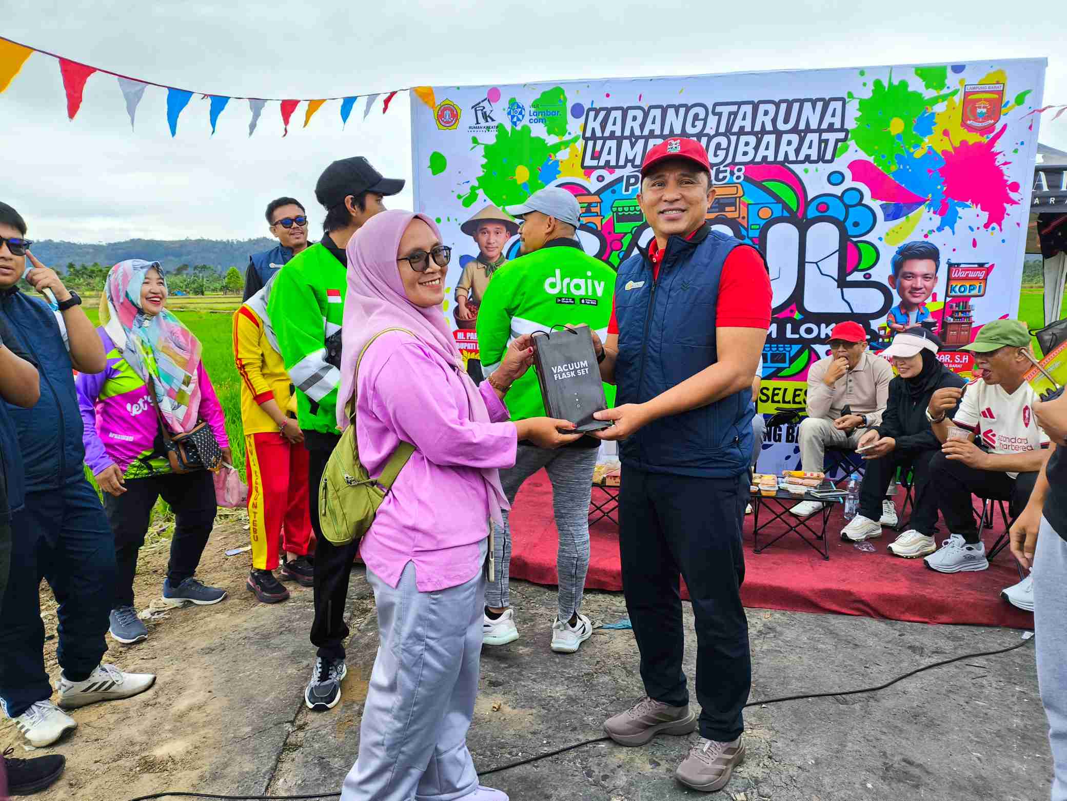 Gaul Bareng Bupati Parosil, Sawah Lega Berubah Jadi Pusat Kreativitas UMKM Lambar