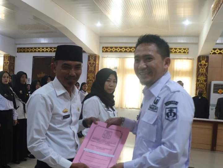 Wabup Lampung Utara Ardian Saputra Serahkan Surat Keputusan (SK) PPPK. 
