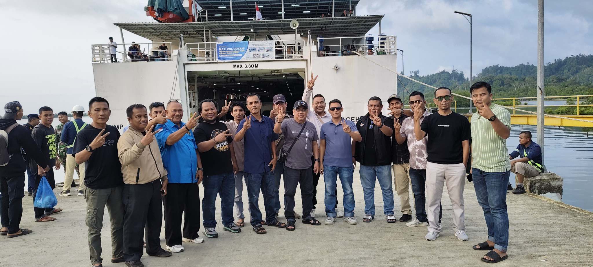 Di Pelabuhan Sinabang, PWI Simeulue Lepas Nasir Nurdin dengan Teriakan Dua Periode