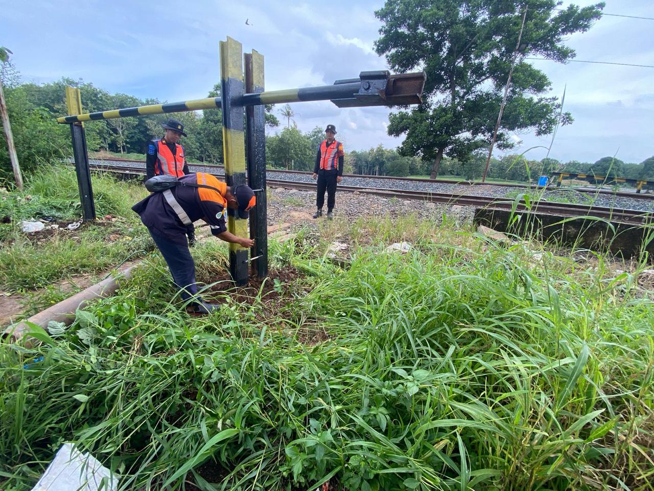 KAI Divre IV Tanjungkarang dan Regulator Tutup 29 Perlintasan Liar Sepanjang 2025