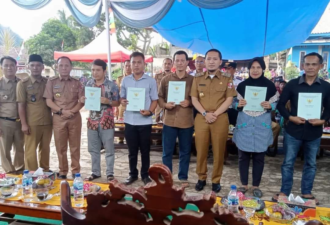 Wabup Lampura Serahkan Sertifikat Warga Gunung Gijul.