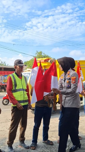 Sat Lantas Polres Pesawaran Bagikan 1.000 Bendera Merah Putih