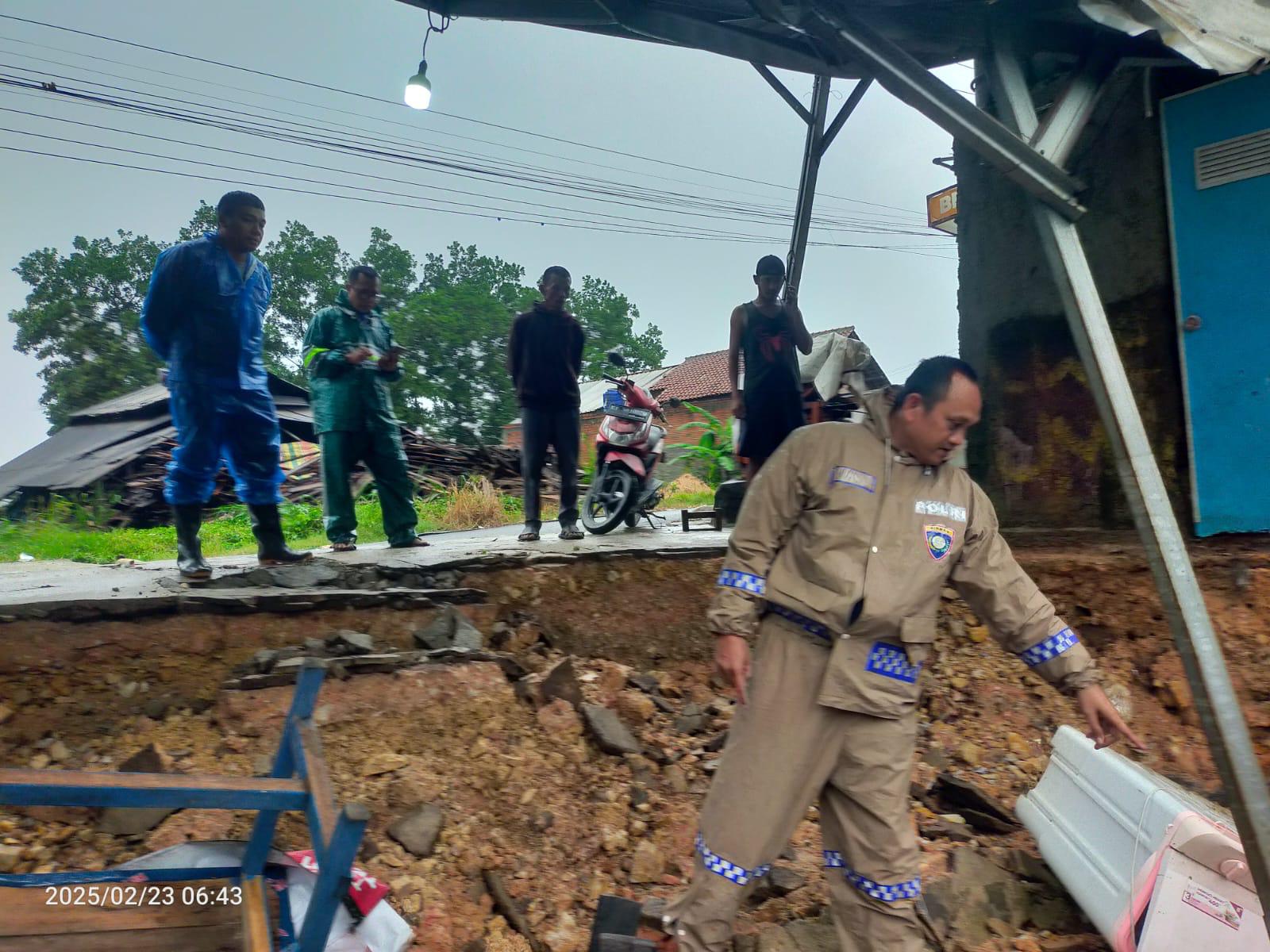 Hujan Lebat Mengguyur Bandar Lampung, Satu Bangunan Bengkel Amblas