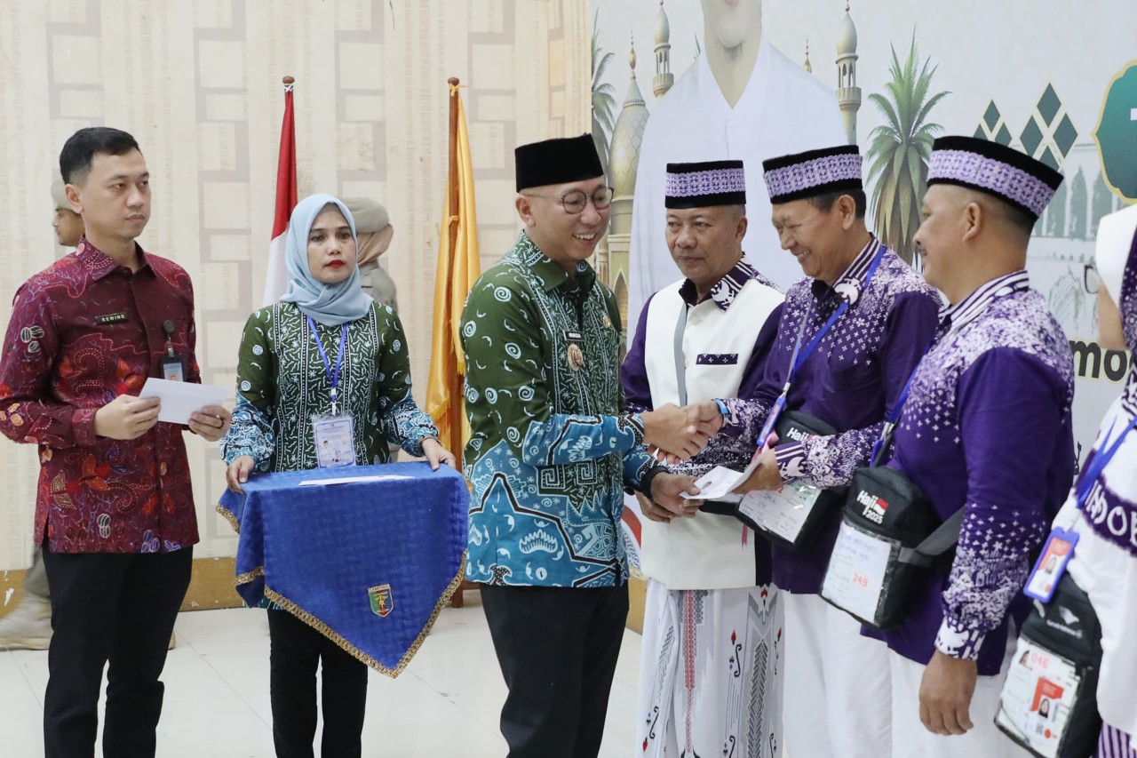 Bentuk Perhatian Kepada Jamaah Haji, Gubernur Mirza Berikan Uang Saku Rp1 Juta Per Jamaah