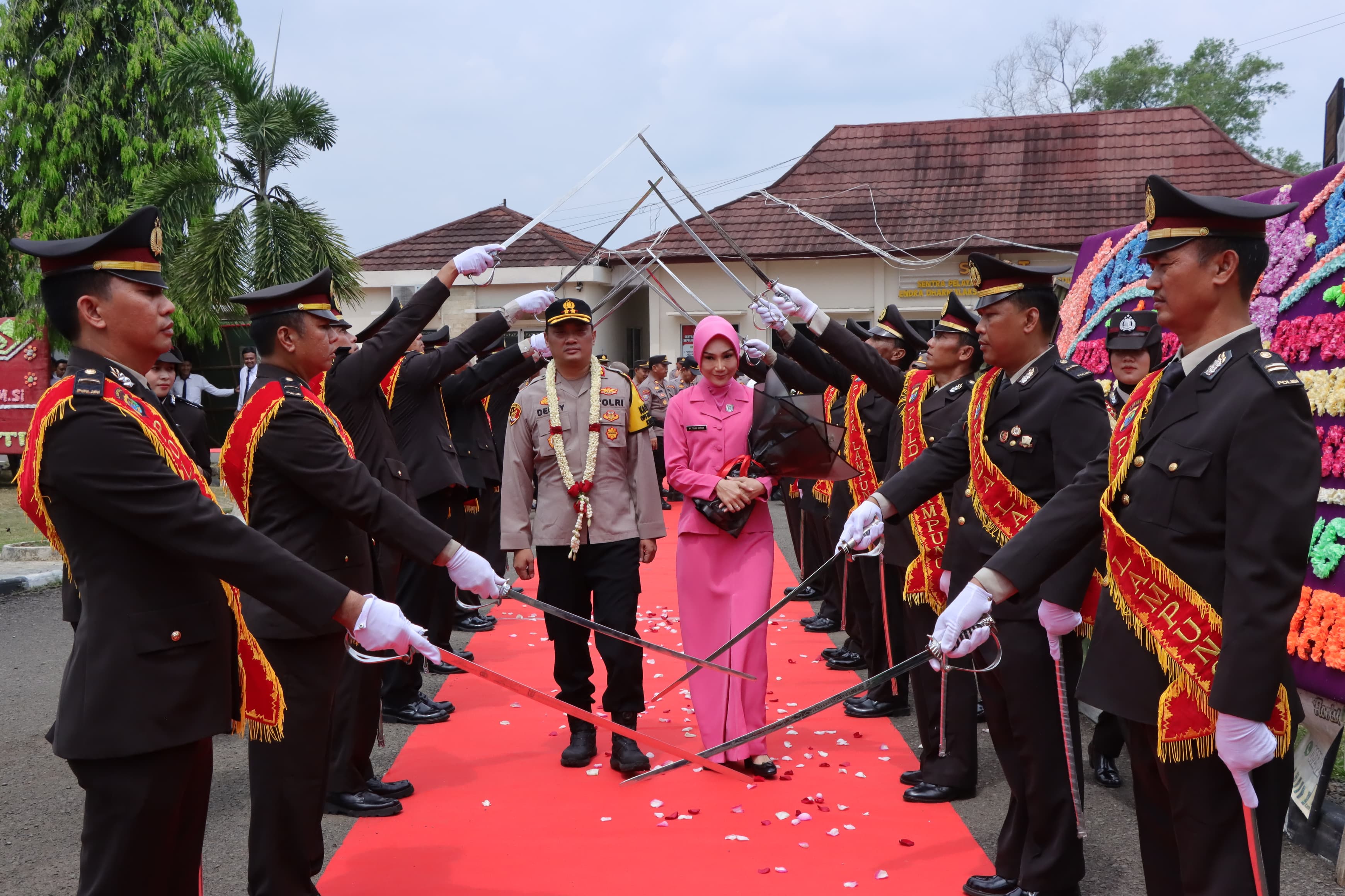 Polres Lampung Utara Gelar Upacara Serah Terima Tunggul Kesatuan dan Farewell Parade Kapolres Lampung Utara