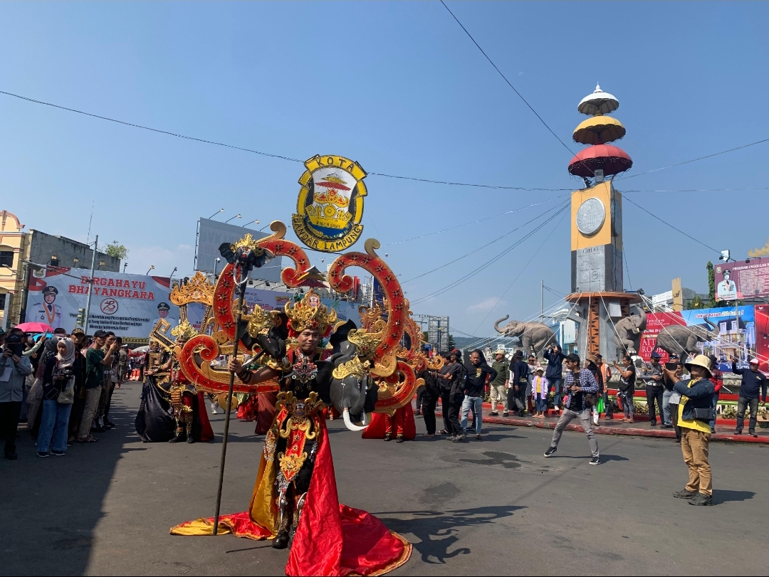 Pemkot Bandar Lampung Gelar Pawai Budaya dan Karnaval Mobil Hias di Tugu Adipura