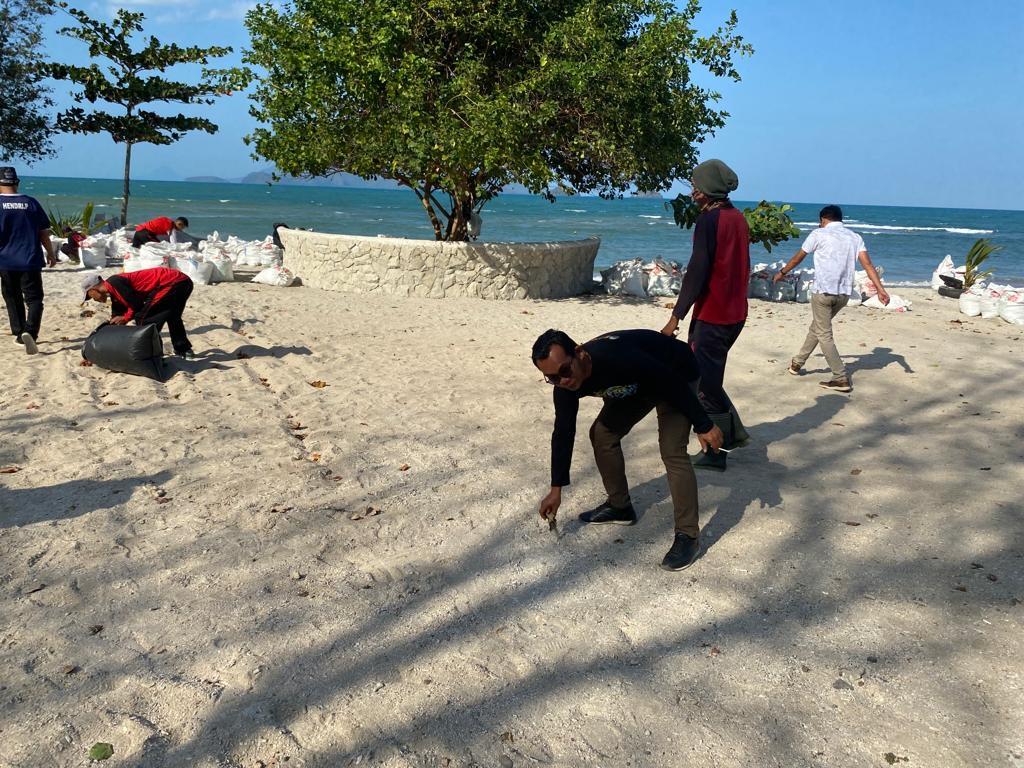 Peringati WDC, DLH Lamsel Bersih-bersih Pantai