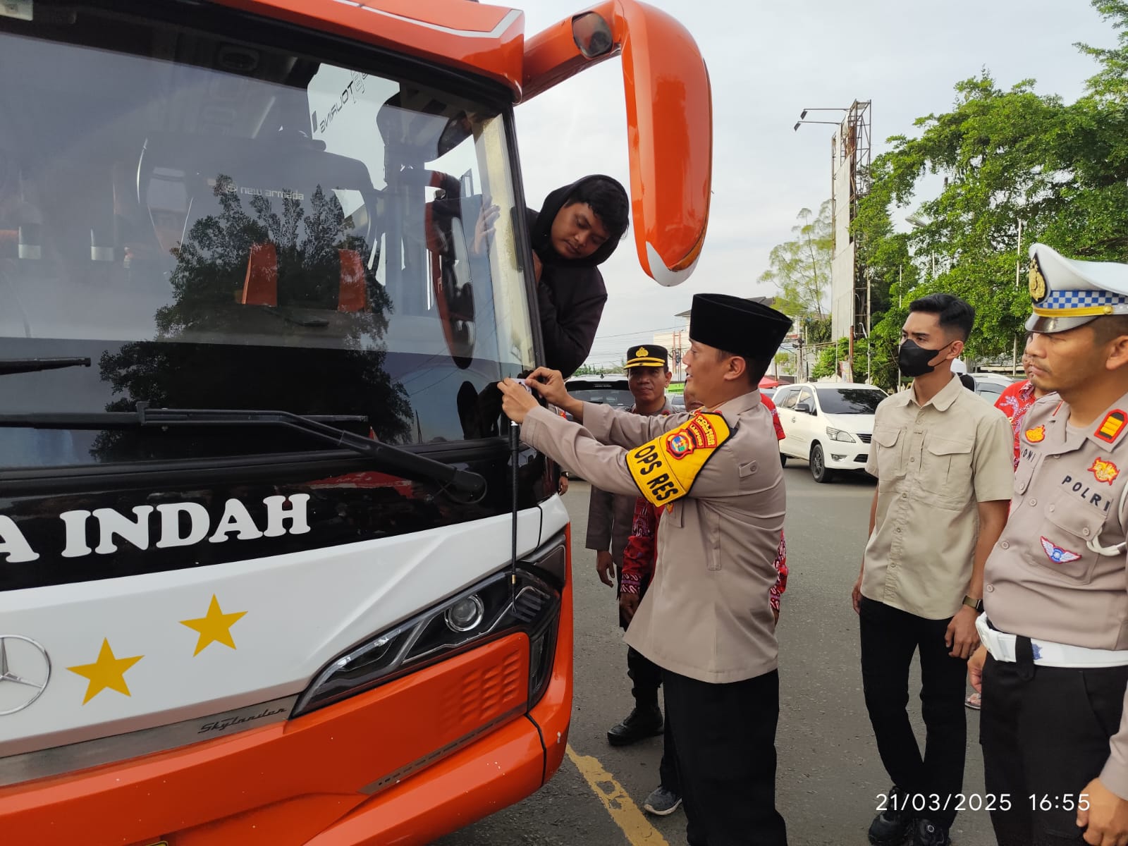 Polres Lampung Utara Sosialisasikan dan Pasang Stiker Hotline Mudik Polri 110